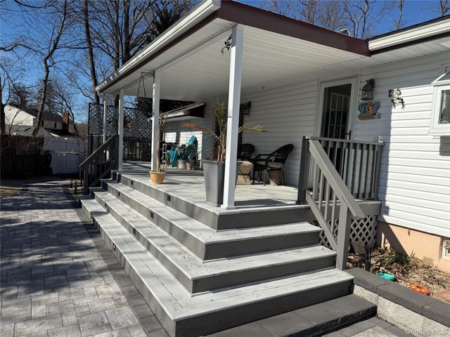 19 Hallock Court, Miller Place, NY 11764