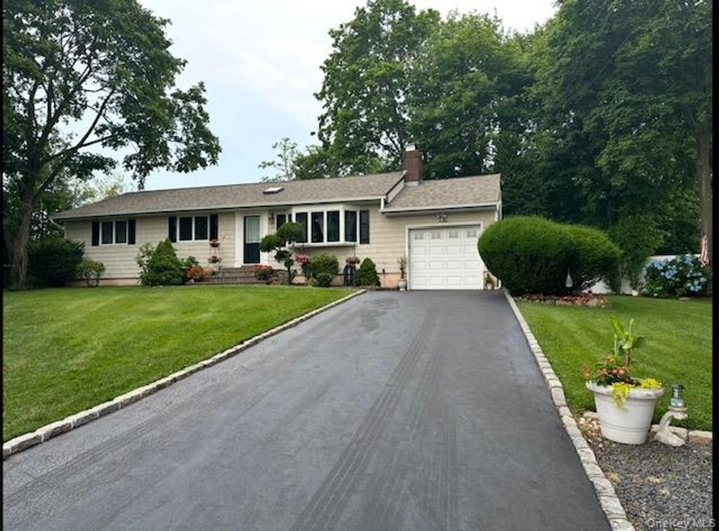 19 Hallock Court, Miller Place, NY 11764