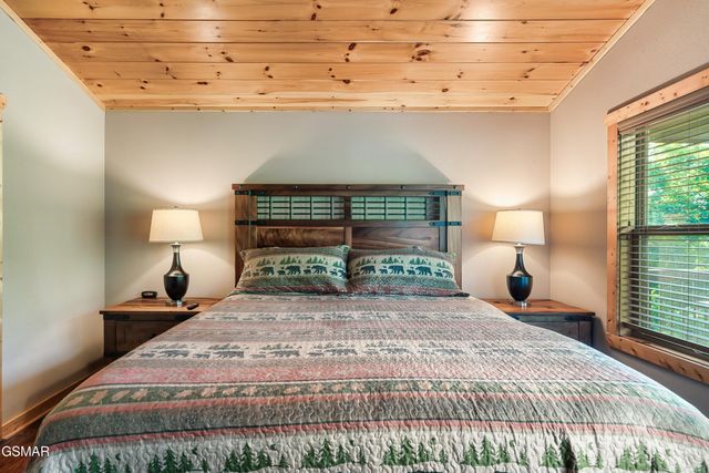 1017 Wiley Oakley Drive, Gatlinburg, TN 37738