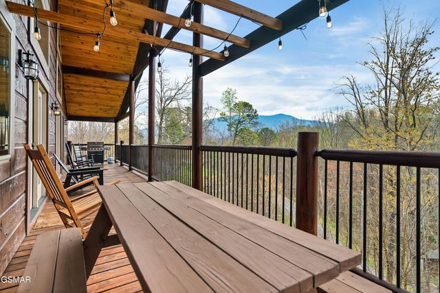 1017 Wiley Oakley Drive, Gatlinburg, TN 37738