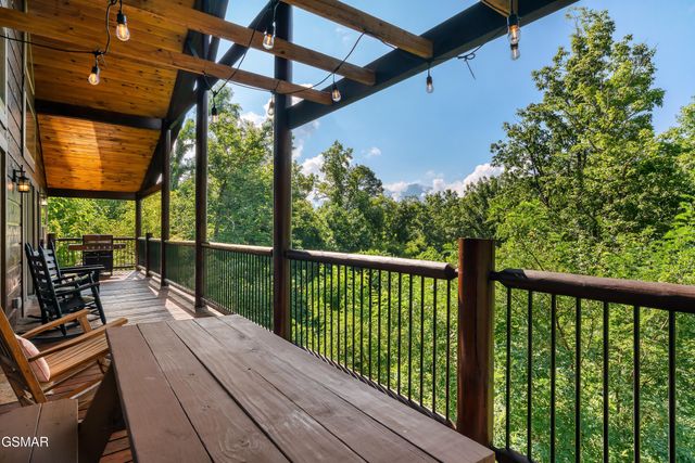 1017 Wiley Oakley Drive, Gatlinburg, TN 37738