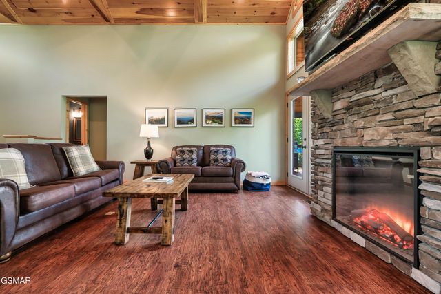 1017 Wiley Oakley Drive, Gatlinburg, TN 37738