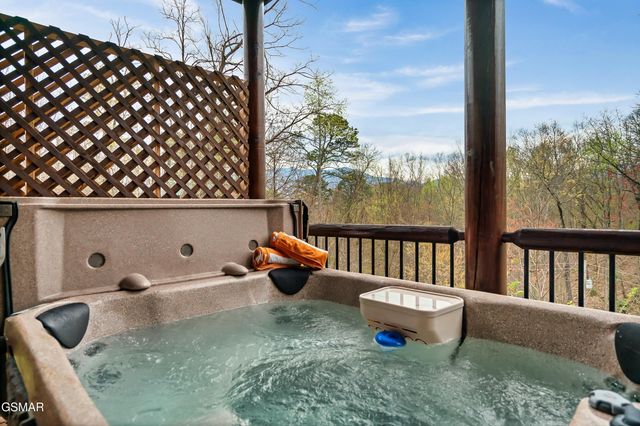 1017 Wiley Oakley Drive, Gatlinburg, TN 37738