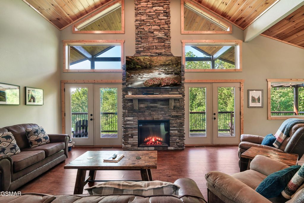 1017 Wiley Oakley Drive, Gatlinburg, TN 37738