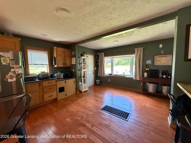 5429 S Waverly Road, Lansing, MI 48911