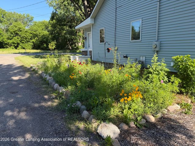 5429 S Waverly Road, Lansing, MI 48911