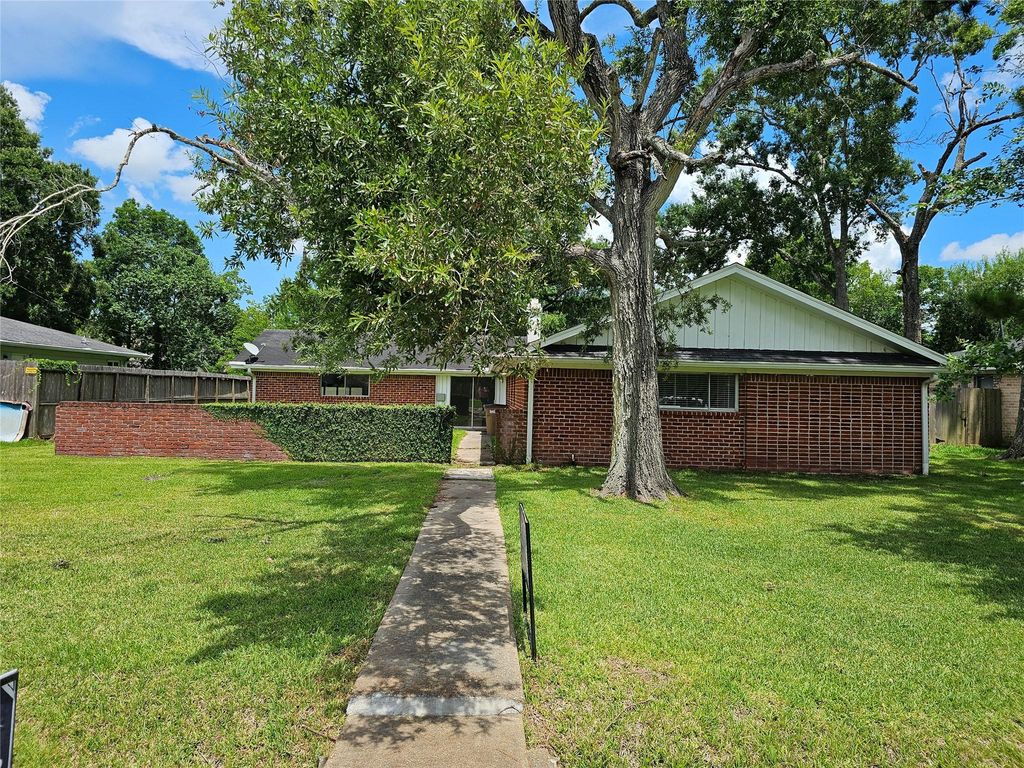 5119 Bayou Drive, Dickinson, TX 77539