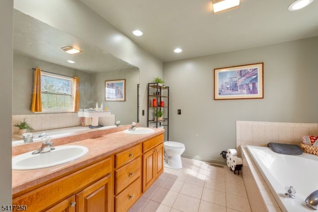 5 Teakwood Ct, Jefferson Twp., NJ 07849