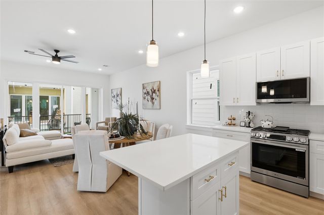 318 Walthall Drive F, Houston, TX 77022