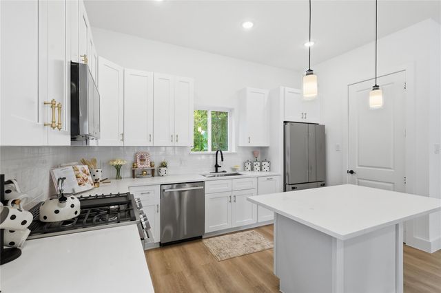 318 Walthall Drive F, Houston, TX 77022