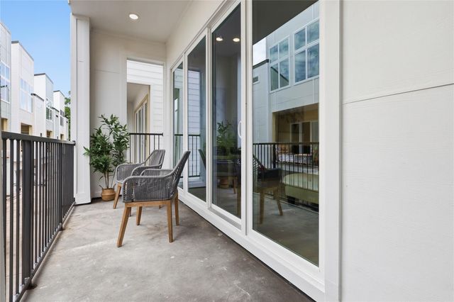 318 Walthall Drive F, Houston, TX 77022