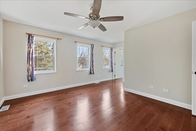 20 S Parliament Way, Mundelein, IL 60060