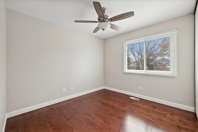 20 S Parliament Way, Mundelein, IL 60060