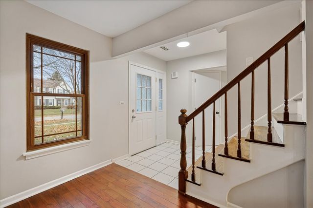 20 S Parliament Way, Mundelein, IL 60060