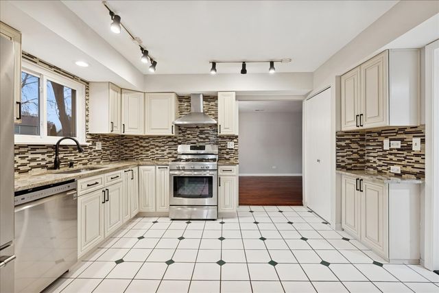 20 S Parliament Way, Mundelein, IL 60060