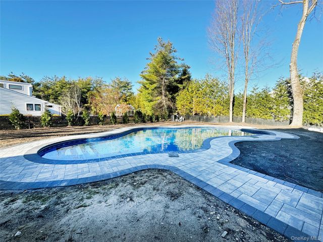 6 Clearmeadow Court, Woodbury, NY 11797