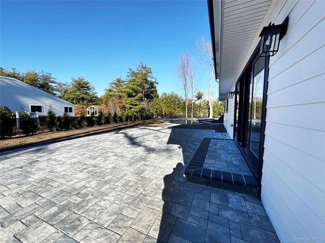 6 Clearmeadow Court, Woodbury, NY 11797