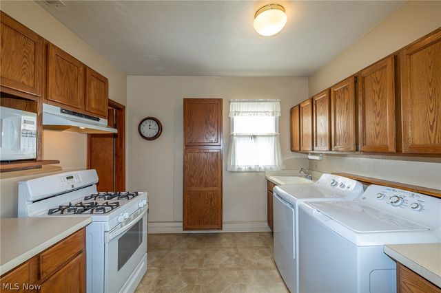 9913 Manorford Drive, Parma Heights, OH 44130