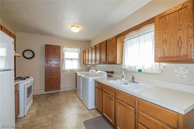 9913 Manorford Drive, Parma Heights, OH 44130