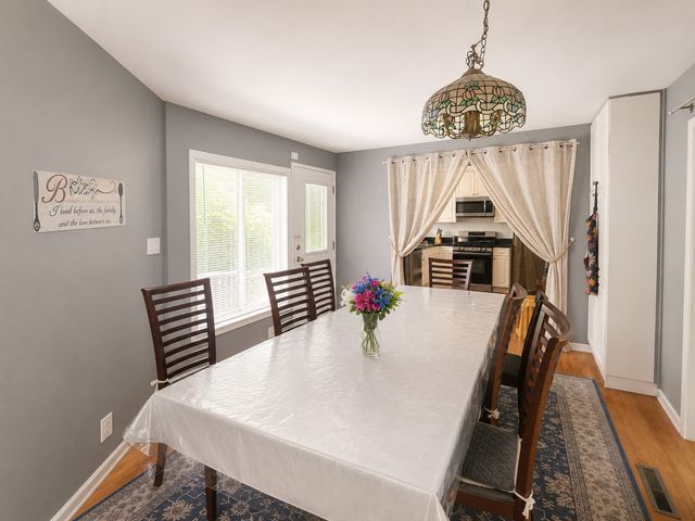 6647 N Lawndale Avenue, Lincolnwood, IL 60712