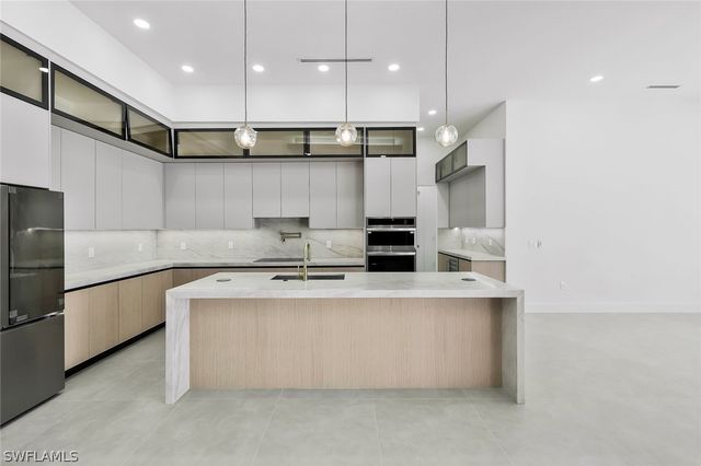 152 SW 28th ST, Cape Coral, FL 33914