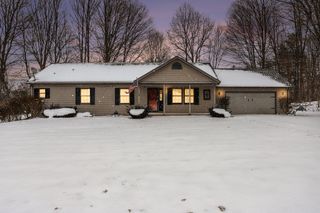 99 Fineview Avenue, Cooper Twp, MI 49004