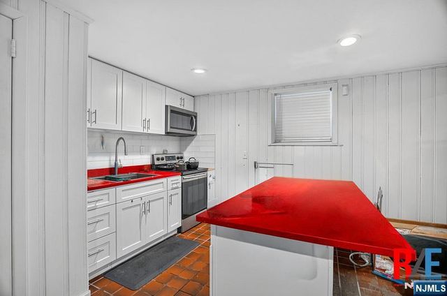 1068 Anderson Avenue, Fort Lee, NJ 07024