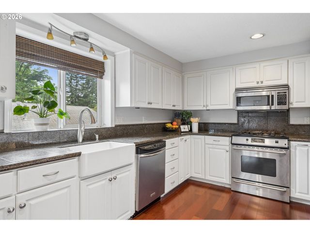 2445 DEBOK Rd, West Linn, OR 97068