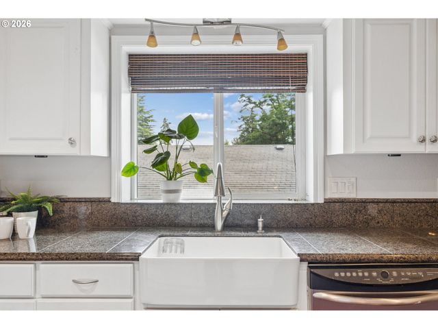 2445 DEBOK Rd, West Linn, OR 97068