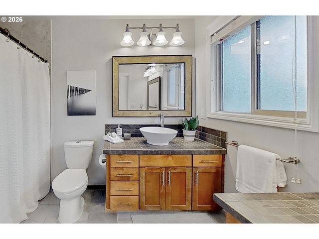 2445 DEBOK Rd, West Linn, OR 97068