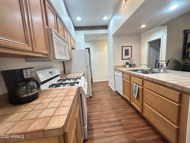 7401 W ARROWHEAD CLUBHOUSE Drive 1010, Glendale, AZ 85308