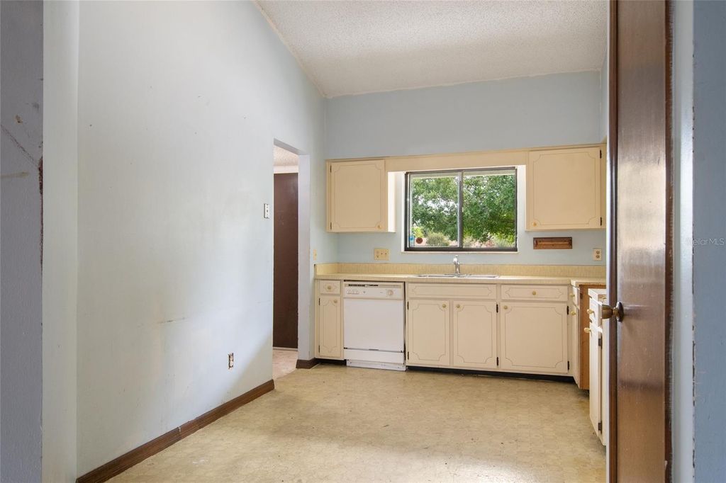 Image 13 of property listing at 10722 WHISPERWOOD LANE, Orlando, FL 32837