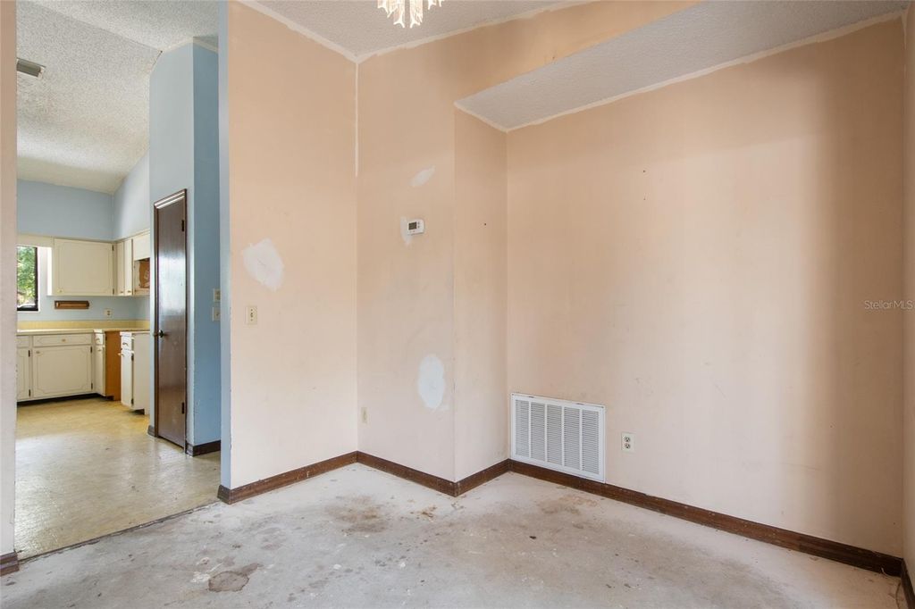 Image 15 of property listing at 10722 WHISPERWOOD LANE, Orlando, FL 32837