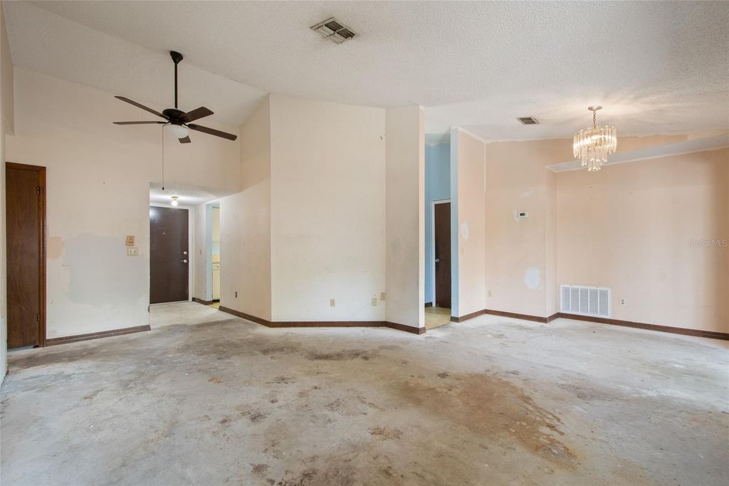 Image 17 of property listing at 10722 WHISPERWOOD LANE, Orlando, FL 32837