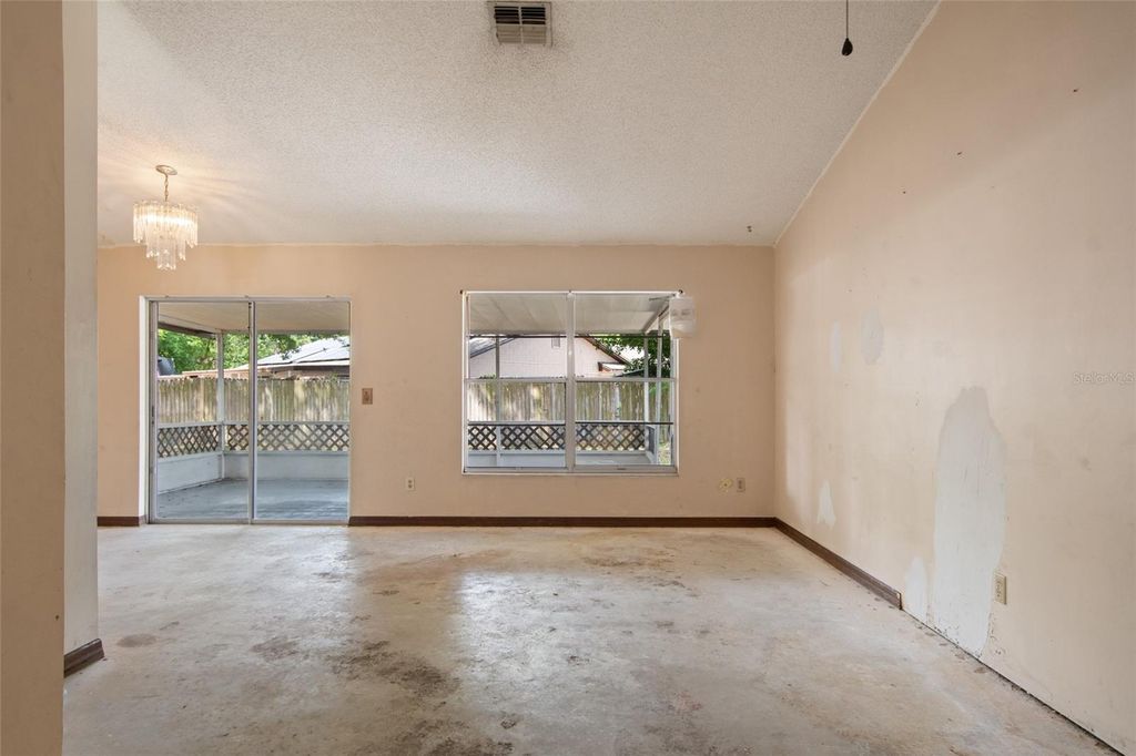 Image 20 of property listing at 10722 WHISPERWOOD LANE, Orlando, FL 32837