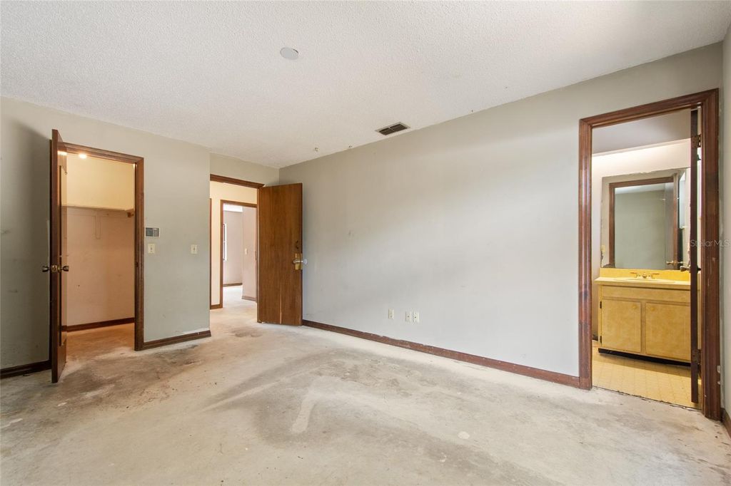 Image 30 of property listing at 10722 WHISPERWOOD LANE, Orlando, FL 32837