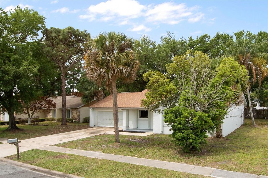Image 4 of property listing at 10722 WHISPERWOOD LANE, Orlando, FL 32837