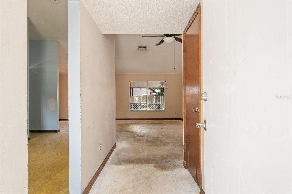 Image 5 of property listing at 10722 WHISPERWOOD LANE, Orlando, FL 32837