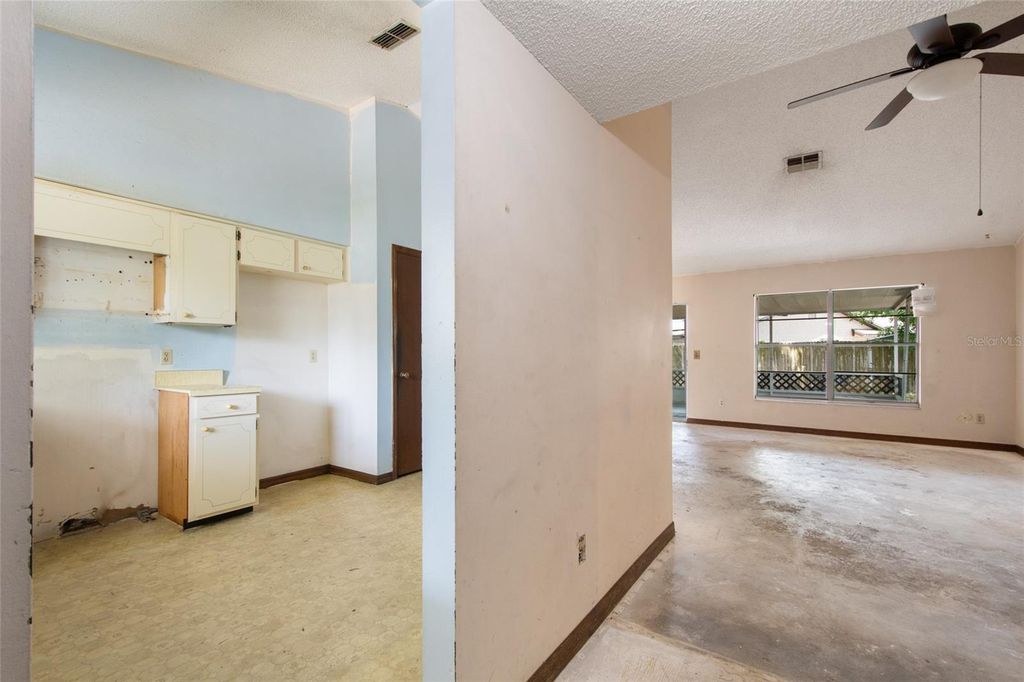 Image 6 of property listing at 10722 WHISPERWOOD LANE, Orlando, FL 32837