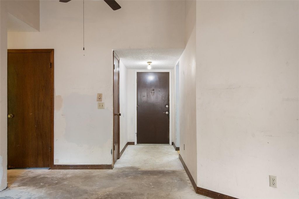 Image 7 of property listing at 10722 WHISPERWOOD LANE, Orlando, FL 32837