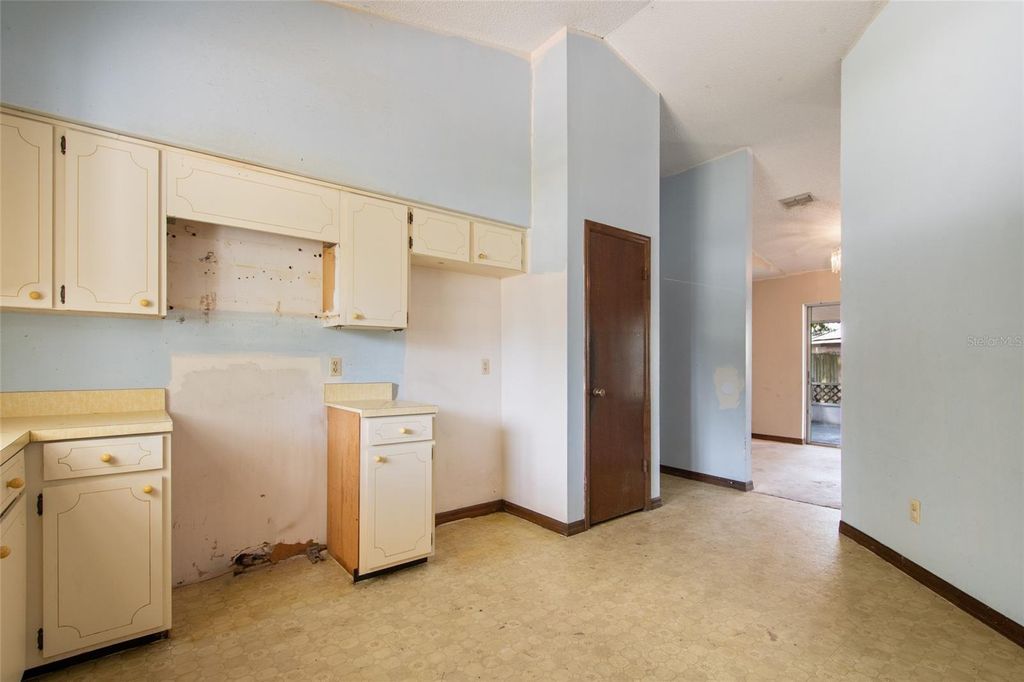 Image 8 of property listing at 10722 WHISPERWOOD LANE, Orlando, FL 32837