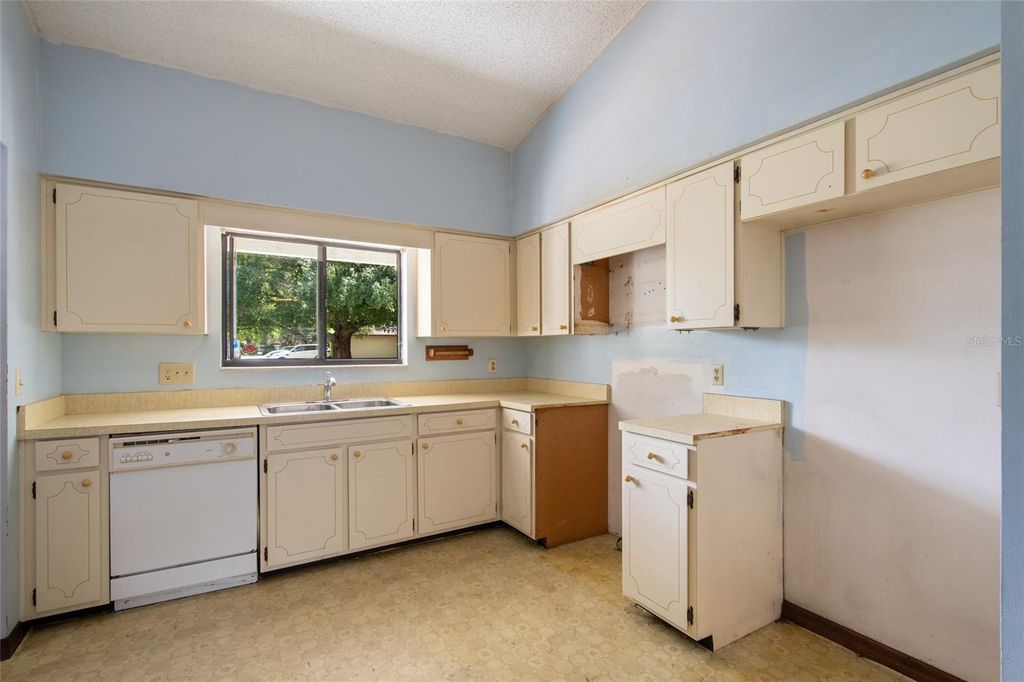 Image 9 of property listing at 10722 WHISPERWOOD LANE, Orlando, FL 32837