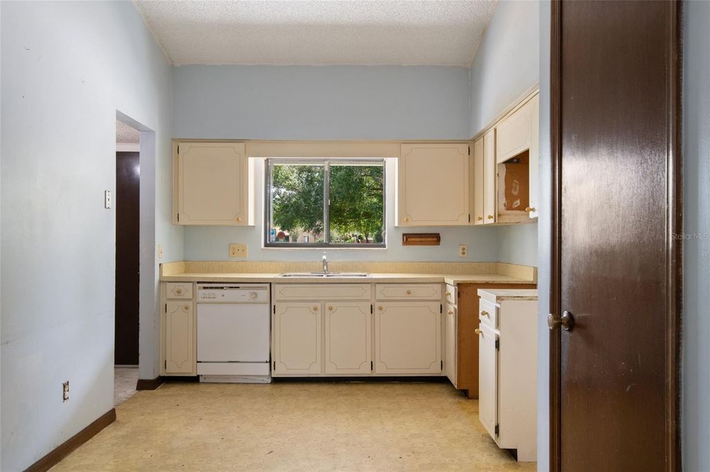 Image 10 of property listing at 10722 WHISPERWOOD LANE, Orlando, FL 32837