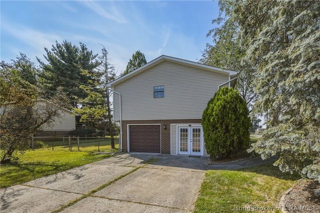 1324 Sportsman Drive, Jeffersonville, IN 47130