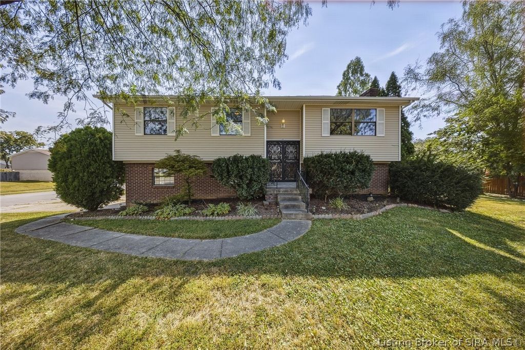 1324 Sportsman Drive, Jeffersonville, IN 47130