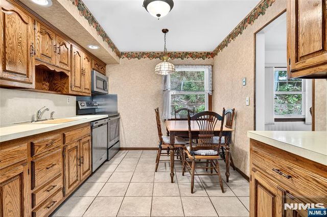 10 Hasbrouck Avenue, Emerson, NJ 07630