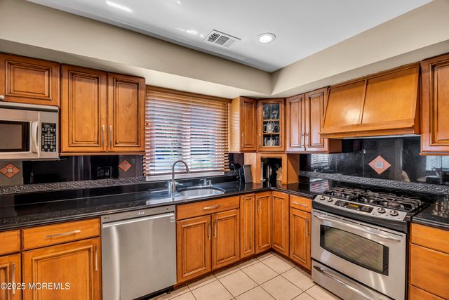 152 Redpine Loop, Old Bridge, NJ 08857