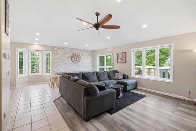 653 Grayhawk Dr, Mankato, MN 56001