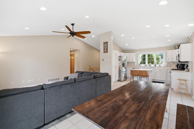 653 Grayhawk Dr, Mankato, MN 56001