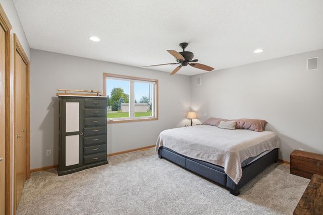 653 Grayhawk Dr, Mankato, MN 56001